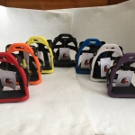 ESTRIBO DE POLIMERO RESISTENTE CON CAPACHO